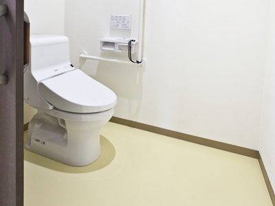 【居室内トイレ】シャワートイレを設備した広々設計です